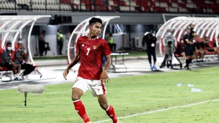 Pemain muda Timnas Indonesia Marselino Ferdinan saat ujicoba dalam rangka FIFA Matchday melawan Timor Leste yang berakhir dengan skor 4-1 di Stadion Kapten I Wayan Dipta Gianyar, Kamis (27/1/2022) malam.