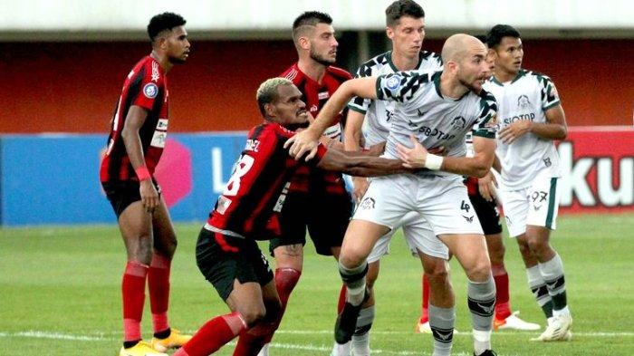 Pemain Persipura Jayapura Israel Wamiau menjaga ketat pemain Persikabo 1973 Shumeiko Veniamin saat pertandingan pekan ke-13 Liga 1 2021-2022 yang berakhir dengan skor 2-1 di Stadion Maguwoharjo Sleman, Senin (22/11/2021) sore.