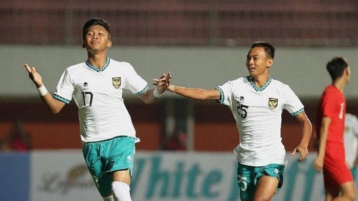 Pemain Timnas U-16 Indonesia, Nabil Asyura (kiri) saat berselebrasi seusai mencetak gol kontra Singapura U-16, di Stadion Maguwoharjo, Sleman, Yogyakarta, Rabu (3/8/2022).