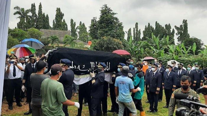 Pemakaman pilot Sriwijaya Air SJ 182, Kapten Afwan, di Taman Makam Bahagia (TMB) Pondok Rajeg, Cibinong, Kabupaten Bogor, Sabtu (30/1/2021).