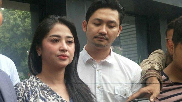 Penyanyi dangdut Dewi Perssik dan suaminya, Angga saat ditemui di Dit Reskrimsus Polda Metro Jaya, Jakarta Pusat, Jumat (5/7/2019).