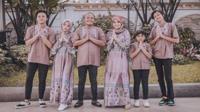 Putri Delina mengunggah foto keluarga saat Lebaran bersama Sule, Nathalie Holscher, Rizky Febian, Rizwan Fadilah dan Ferdinan Ardiansyah, Kamis (13/5/2021).