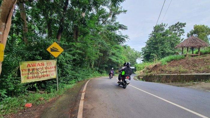 Rambu peringatan untuk Bus sebelum masuk Turunan sekitar Bukit Bego, Imogiri, Bantul, DIY.