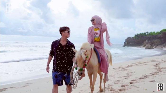 Rizky Billar dan Lesti Kejora saat berjalan di pinggiran pantai pulau Sumba, NTT, diunggah Selasa (2/2/2021)