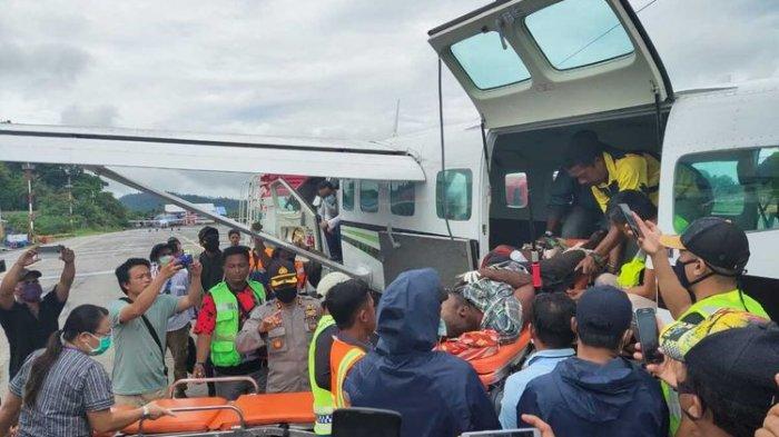 Alemanek Bagau, salah satu tenaga medis yang menjadi korban penembakan oleh KKB Distrik Wandai, Kabupaten Intan Jaya, tengah dievakuasi di Bandara Sugapa menuju Bandara Nabire, Papua, Sabtu (23/5/2020)