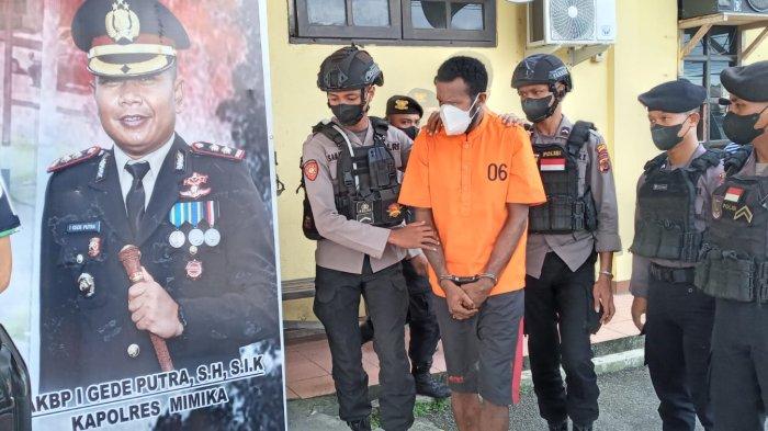 GELAR KASUS – Polres Mimika, Polda Papua melakukan gelar perkara kasus pembunuhan disertai mutilasi di Mimika terhadap empat warga Kabupaten Nduga dengan tersangka Roy. Tersangka dihadirkan saat press release di Polres Mimika.