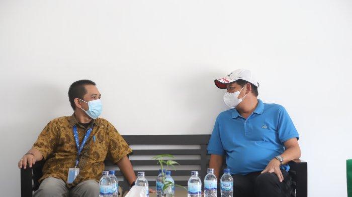 Sekjen KONI Pusat Ade Lukman Djajadkusuma (kanan) bertandang ke kantor media Tribun-Papua.com, di Kota Jayapura, Jumat (15/10/2021).