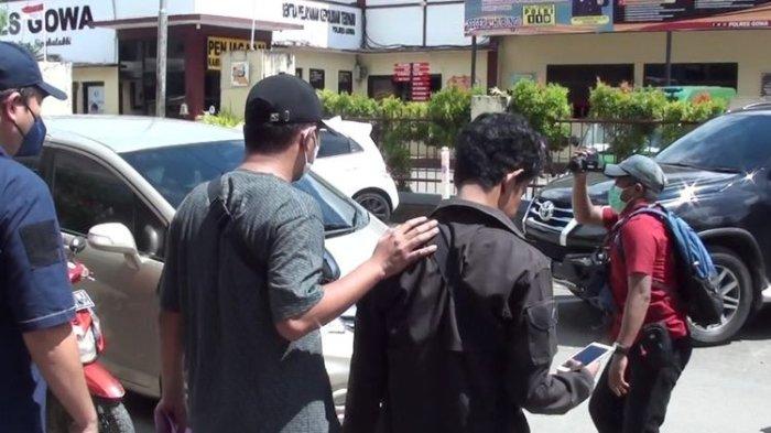 Seorang oknum wartawan media online diringkus oleh tim Jatanras Polres Gowa, Sulawesi Selatan terkait kasus pencurian ponsel milik rekan seprofesinya. Kamis, (17/3/2022).