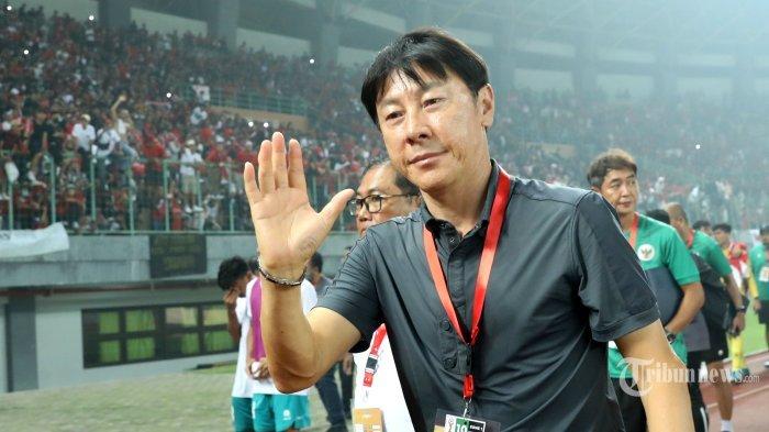 Pelatih Tim Nasional Indonesia U-19, Shin Tae-yong menyapa suporter usai pertandingan Timnas U-19 Indonesia melawan Timnas U-19 Myanmar dalam laga penyisihan Grup A Piala AFF U-19 2022 di Stadion Patriot Candrabhaga, Bekasi, Jawa Barat, Minggu (10/7/2022). Meskipun Timnas Indonesia mampu mengalahkan Myanmar dengan skor telak 5-1, namun Indonesia gagal melaju ke semifinal Piala AFF U-19 setelah hanya berada di posisi ketiga pada klasemen akhir penyisihan grup.