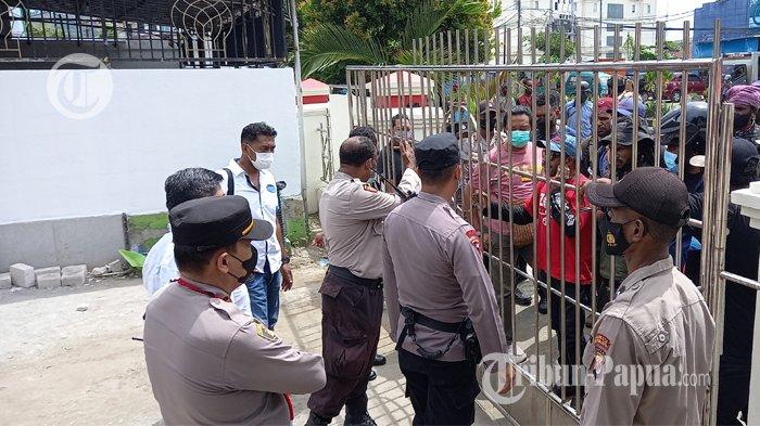 Puluhan anggota polisi diterjunkan mengamankan jalannya sidang lanjutan tersangka kasus makar, Victor Yeimo di Pengadilan Negeri Kelas 1A Jayapura, Papua, Senin (21/2/2022).