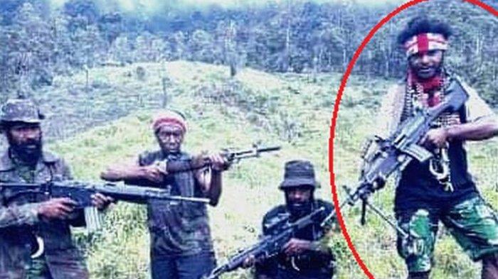 Sosok Egianus Kogoya (dilingkari) yang dianggap oleh TNI/Polri sebagai orang yang paling bertanggungjawab terhadap berbagai aksi penembakan di Kabupaten Nduga, Papua