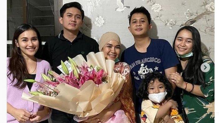 Sosok pria berkaos hitam diduga pacar Ayu Ting Ting.