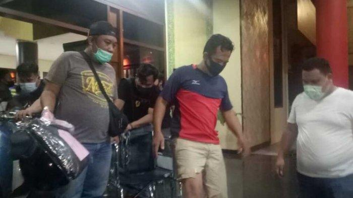 Suhartono (38), pecatan TNI, dalang penculikan anak berusia 4 tahun saat berada di Polrestabes Palembang, Sabtu (21/2/2021). Kasus penculikan anak 4 tahun di Palembang viral setelah diunggah di media sosial.