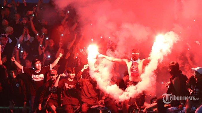 Suporter Indonesia memberikan dukungan kepada Timnas U19 Indonesia saat melawan Timnas Vietnam U-19 pada penyisihan piala AFF U-19 di Stadion Patriot Candrabhaga, Sabtu (2/7/2022). Dukungan suporter Indonesia kembali bergemuruh secara langsung di stadion setelah dua tahun tidak ada pertandingan akibat pandemi Covid-19.