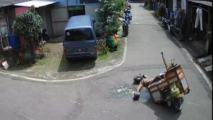 Tangkapan layar CCTV yang memerlihatkan pedagang bakso jatuh di Perum Asabri Salatiga