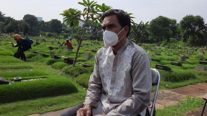 Teddy Syach usai pemakaman istrinya di TPU Tanah Kusir Jakarta Selatan, Rabu (3/3/2021).