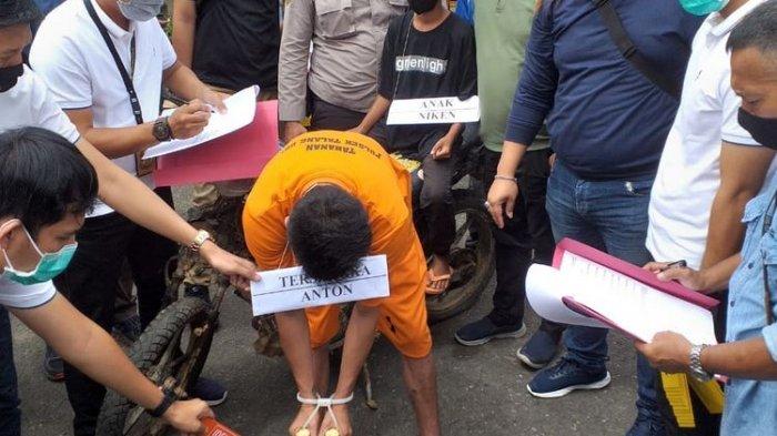 Tersangka Antoni (27) melakukan reka adegan kasus pembunuhan anak tirinya Niko yang masih berusia 1,8 tahun di Polsek Talang Ubi, Kabupaten Penukal Abab Lematang Ilir (PALI), Sumatera Selatan, Selasa (15/9/2021).