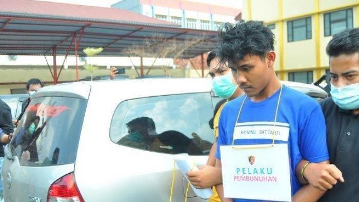 Tersangka MRI (21) pelaku pembunuhan berantai 2 perempuan muda di Bogor menunjukan wajah tenang saat digiring petugas di Mapolres Bogo, Kamis (11/3/2021).