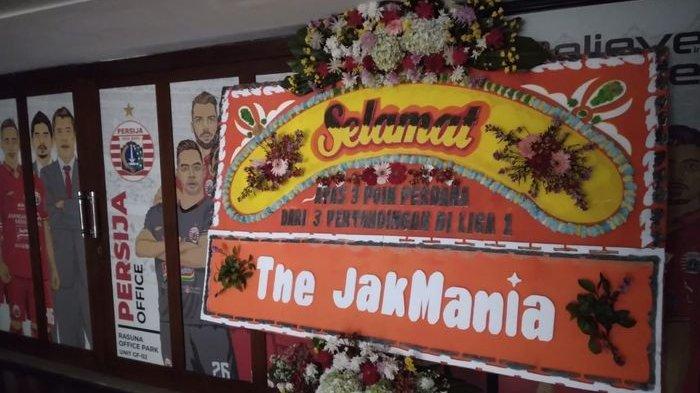 The Jakmania mengirimkan papan bunga ke Persija Jakarta
