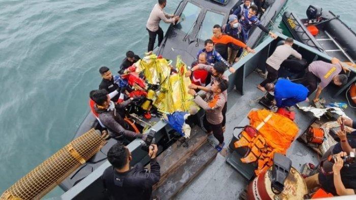 Tim penyelam gabungan dari Ditpolairud, Polda Metro Jaya, Polda Banten dan Pas Pelopor Korps Brimob Polri membantu proses pencarian korban dan tubuh pesawat Sriwijaya Air SJ182 di sekitar Pulau Laki, Kepulauan Seribu, Minggu (10/1/2021).