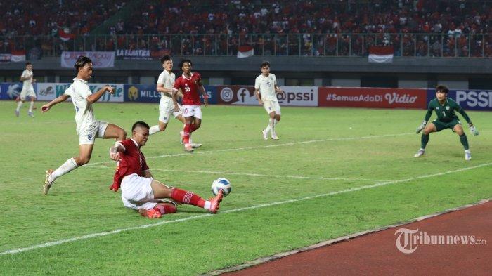 Pemain Timnas U-19 Indonesia berebut bola dengan pemain Timnas U-19 Thailand pada laga ketiga babak penyisihan Piala AFF U-19 di Stadion Patriot Candrabhaga, Bekasi, Rabu (6/7/2022). Pada babak pertama skor masih imbang 0-0.