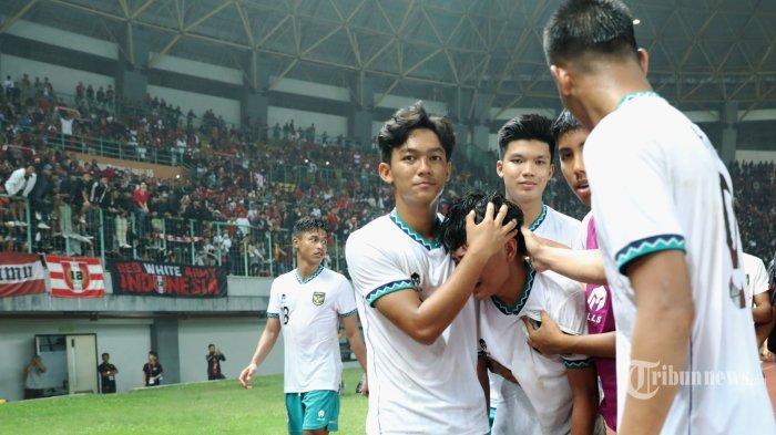 Ekspresi kekecewaan para pesepak bola Timnas U-19 Indonesia usai melawan Timnas U-19 Myanmar dalam laga penyisihan Grup A Piala AFF U-19 2022 di Stadion Patriot Candrabhaga, Bekasi, Jawa Barat, Minggu (10/7/2022). Meskipun Timnas Indonesia mampu mengalahkan Myanmar dengan skor telak 5-1, namun Indonesia gagal melaju ke semifinal Piala AFF U-19 setelah hanya berada di posisi ketiga pada klasemen akhir penyisihan grup.