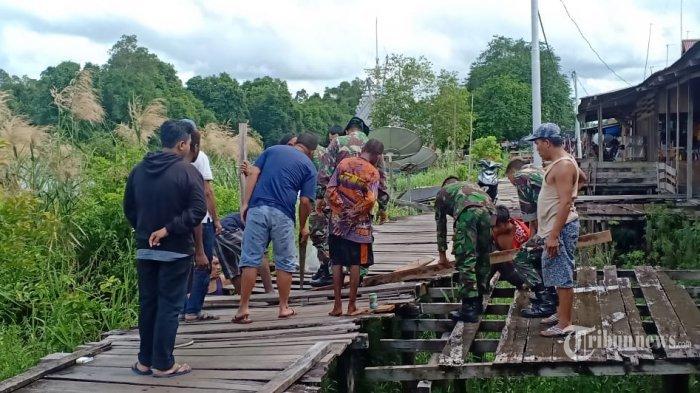 Satuan Tugas Batalyon Infanteri (Satgas Yonif) 754/ENK/20/3 Kostrad perbaiki jalan papan yang rapuh dan rusak di kampung Senggo Distrik Citakmitak, Kabupaten Mappi, Papua, Rabu (17/6/2020). Perbaikan jalan sejauh 200 meter ini mendapat apresiasi yang baik dari masyarakat untuk kepentingan bersama.