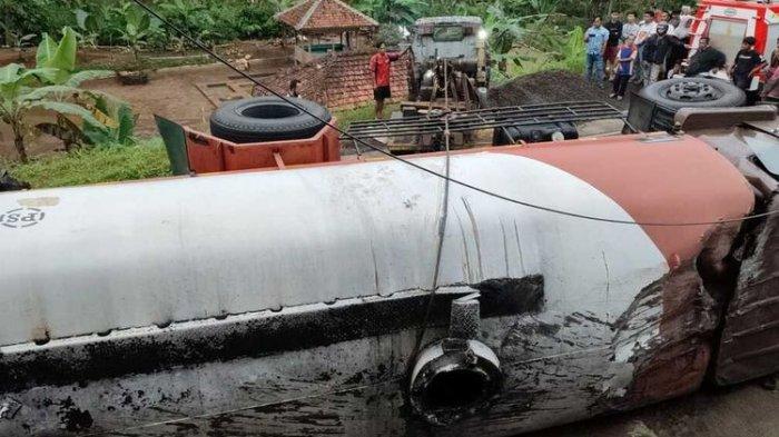 Truk tangki pengangkut minyak goreng curah terguling di Jalan Raya Ciamis-Cirebon, tepatnya di Warung Jarak Desa Muktisari, Kecamatan Cipaku, Kabupaten Ciamis, Selasa (29/3/2022).