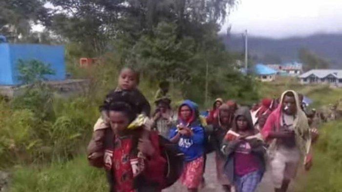 Warga dari Kampung Mamba, Distrik Sugapa, hendak mengungsi ke Kompleks Pastoran Gereja Katolik Santo Mikael Bilogai, Intan Jaya, Papua, Senin (15/2/2021)