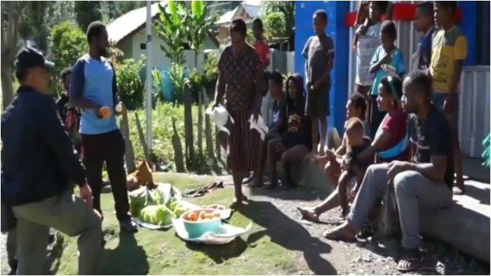 Warga di Kampung Beoga, Kabupaten Puncak, Papua kini bisa tersenyum kembali setelah rentetan teror yang dilakuakn Kelompok Kriminal Bersenjata (KKB).