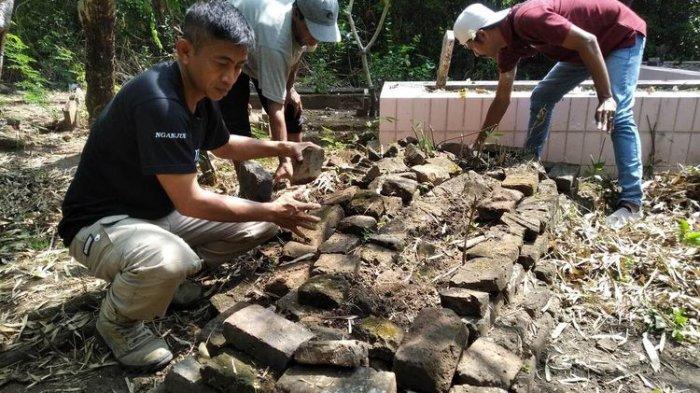 Warga membersihkan makam kalang di Pemakaman Gondang Timur, Desa Gondang, Kecamatan Pace, Kabupaten Nganjuk, belum lama ini.