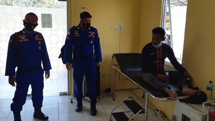 Dua nelayan asal Malasyia yang terdampar di Desa Teluk Lecah Kecamatan Rupat Riau diperiksa kesehatannya, Kamis (18/2/2021).