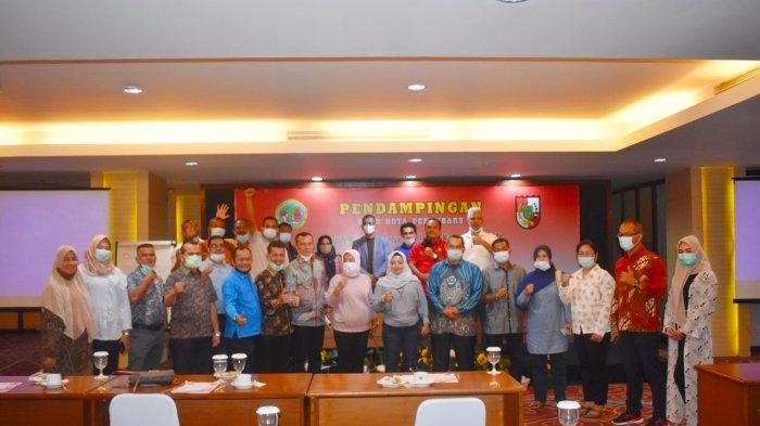 Anggota DPRD Pekanbaru foto bersama dengan narasumber pada Bimtek di Hotel Grand Inna, Yogyakarta, Senin (21/12/2020).