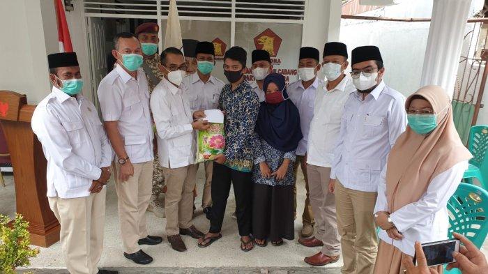 Ketua DPC Partai Gerindra Pekanbaru Drs Esweli, bersama 7 Anggota Fraksi Partai Gerindra DPRD Pekanbaru saat memberikan sembako kepada warga, bersempena HUT Partai Gerindra ke-13 Tahun 2021, Sabtu (6/2/2021) di Kantor DPC Partai Gerindra Pekanbaru Jalan Bangau No 4 Sukajadi