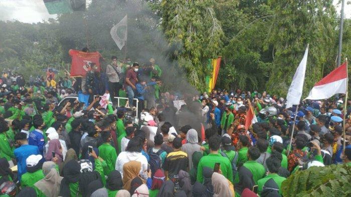 Suasana rusuh pada saat aksi massa Tolak Omnibus Law menyampaikan aspirasi di Gedung DPRD Rohul.