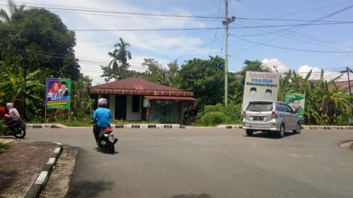 Alat Peraga Sosialisasi Paslon Peserta Pilkada Bengkalis masih terpasang dibeberapa titik Kota Bengkalis, Senin (28/9) siang