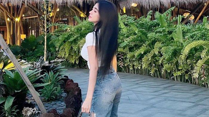 Aldira Chena Pamer Punggung Mulus, Diingatkan Soal Dosa Buka Aurat, UAS: Neraka Jahanam Tempatnya. Foto: Aldira Chena