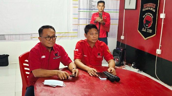 Anggota DPRD Pelalawan Kader PDI Perjuangan Diduga VCS dengan Gadis Muda, Akui Pria di Video Dirinya. Foto: Foto: Ketua DPC PDI Perjuang Pelalawan, Syafrizal SE didampingi Sekretaris Saniman SE, dalam jumpa pers di Sekretariat DPC PDI Perjuangan Pelalawan terkait kasus VCS anggota DPRD Sozifao Hia.
