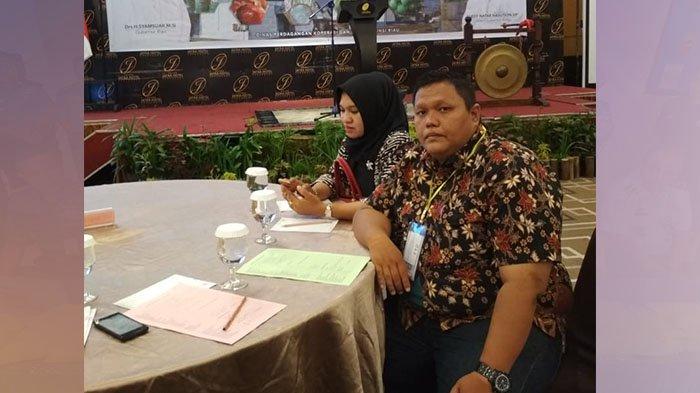 Ketua Asosiasi Petani Karet Kuantan Singingi (Apkarkusi) Sepriadi dalam sebuah acara pelelangan karet.