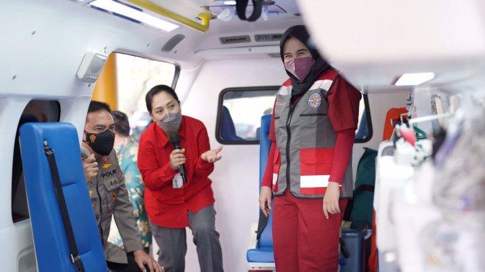 Kepala layanan Emergensi RS Awal Bros, dr Kristina Agustini Sp EM sedang memberikan keterangan mengenai mobil ambulance kepada Kapolda Riau, Irjen Pol Muhammad Iqbal