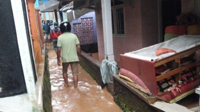 Warga Dusun Cibitung, RT 2/3, Desa Padasuka, Kecamatan Sumedang Utara, Kabupaten Sumedang dikagetkan dengan banjir bercampur lumpur yang menerjang daerah tersebut, pada Senin (8/3/2021) sore.