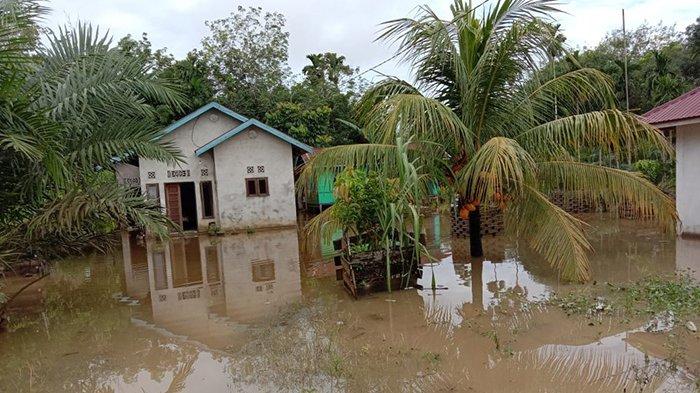 Banjir merendam pemukiman dan akses transportasi warga di Kabupaten Inhu, Selasa (10/11/2020).
