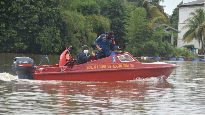 PLT Kepala BPBD Pelalawan, Abu Bakar FE, beserta timnya memantau kondisi banjir di Kelurahan Langgam Kecamatan Langgam, Selasa (24/11/2020) lalu.