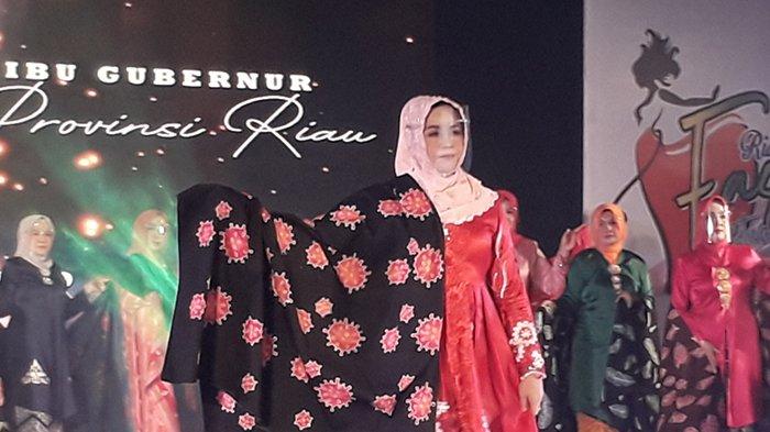 Batik Riau dengan motif yang lagi viral hasil rancangan istri Gubernur Riau Misnarni Syamsuar.