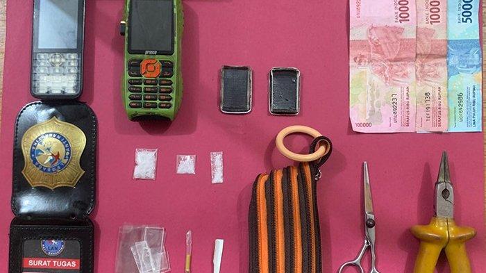 Barang bukti yang diamankan Satres Narkoba Bengkalis, termasuk tanda anggota Lembaga Anti Narkoba (LAN).