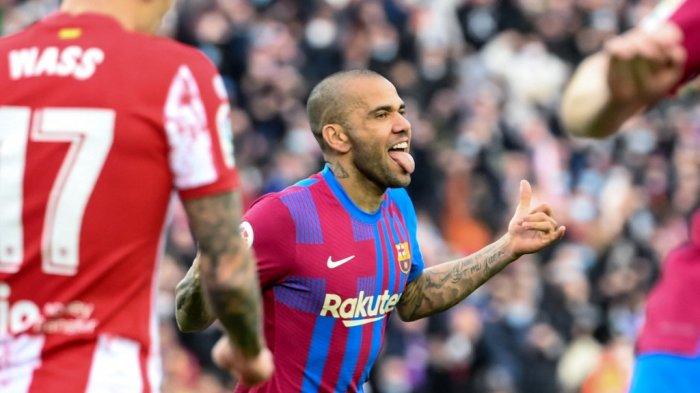 Bek Barcelona asal Brasil Dani Alves merayakan gol keempat timnya selama pertandingan sepak bola liga Spanyol antara FC Barcelona dan Club Atletico de Madrid di stadion Camp Nou di Barcelona pada 6 Februari 2022.