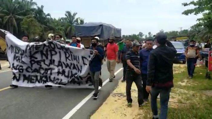 Beredar video seratusan pemuda yang ingin menghadiri pelaksanaan Musda KNPI Riau di Pelalawan tertahan di perbatasan Kabupaten Pelalawan dengan Kota Pekanbaru, Kamis (1/04/2021).