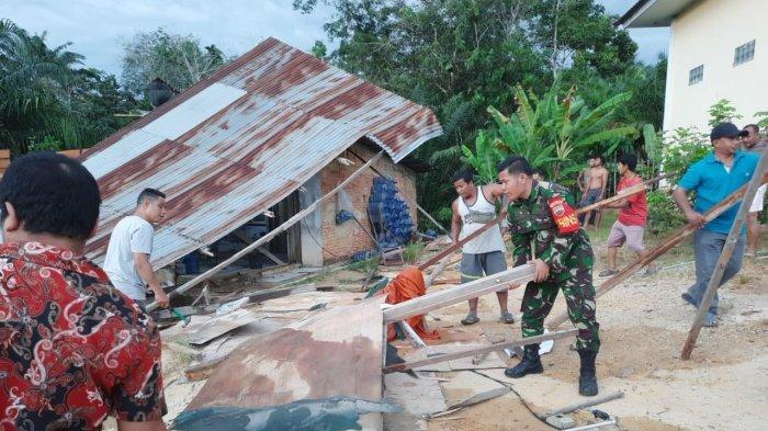 Dua bangunan di Desa Kemang Kecamatan Pangkalan Kuras, Riau rusak berat akibat dihantam angin kencang di Pelalawan pada Rabu (24/02/2021) sore lalu.