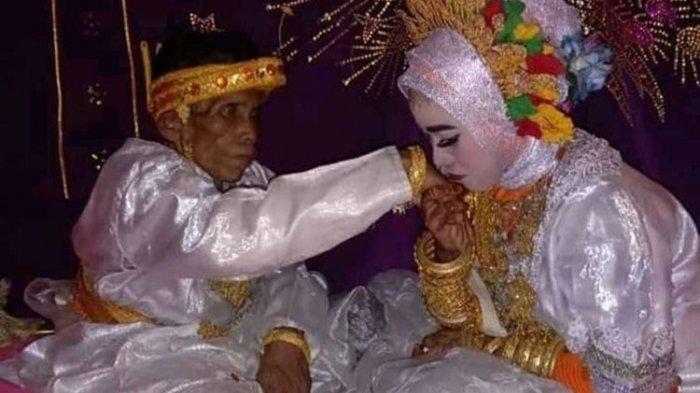 Bora dan Ira Fazilah, pasangan yang selisih 39 tahun yang menikah di Kabupaten Bone, Sulawesi Selatan (Sulsel), Rabu (7/4/2021)