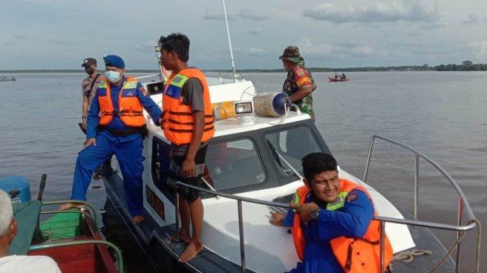 Sebuah perahu pompong tenggelam di Sungai Kampar Kecamatan Teluk Meranti, Kabupaten Pelalawan, Riau tenggelam pada Minggu (13/2/2022). Perahu membawa 12 penumpang dan 6 orang di antaranya meninggal dunia.